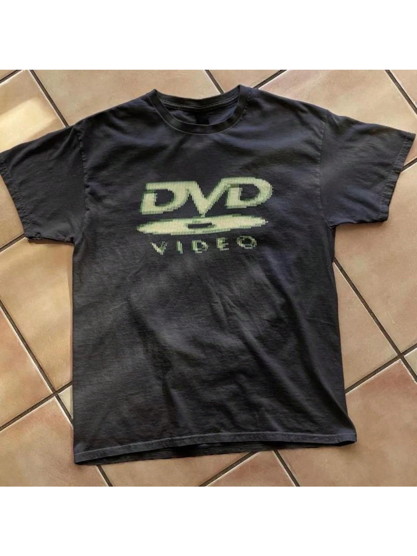 DVD Video Nostalgic Green Logo – Retro Gaming Aesthetic Bewertung und Preis